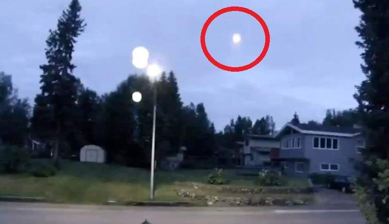 Csodálatos fényes golyó emelkedik az égbe