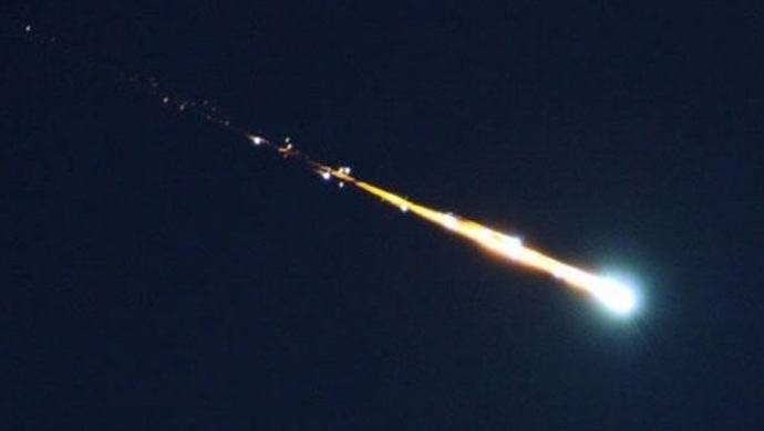 Csodálatos videó egy meteorral, amely egy kitörő vulkán fölött repül