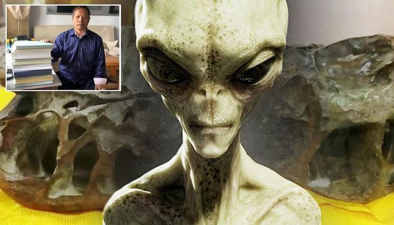 A kínai ufaológus, Li Jianmin megvizsgálja egy idegen koponyáját