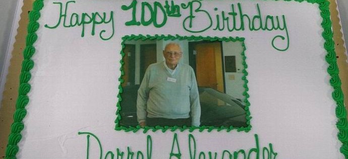 A sikeres amerikai autókereskedő századot ünnepel