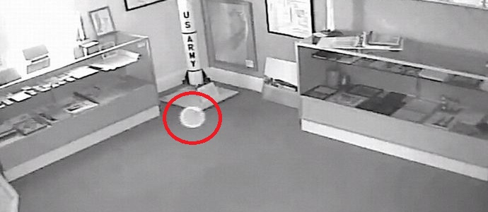 Titokzatos labda repül az Amerikai Kozmetikai Múzeumban