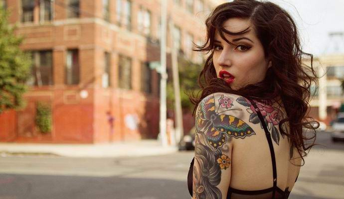 Amerikában megjelent tetoválásokkal faragott bőr formájában készült ajándéktárgyak