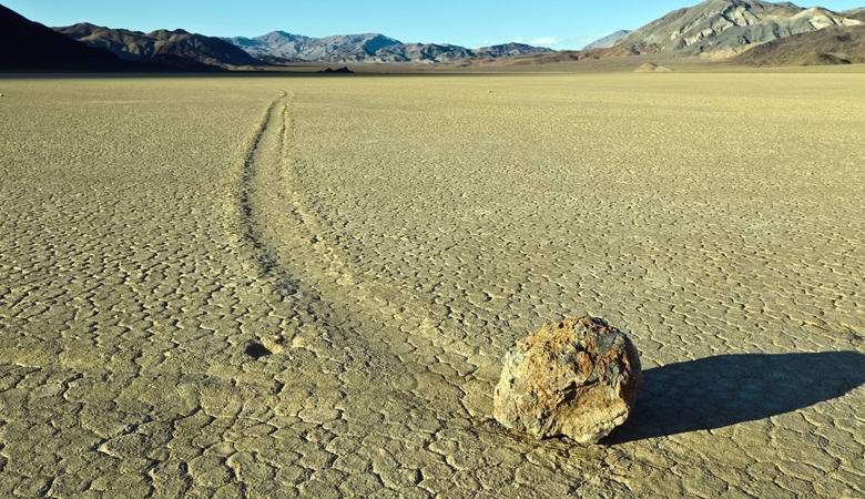 Fehéroroszországban, a mozgó kövek jelenségével szembesülve