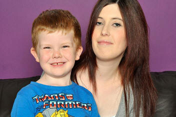 Nagy-Britanniában egy ötéves nő minden nap vezetékeken táplálkozik.