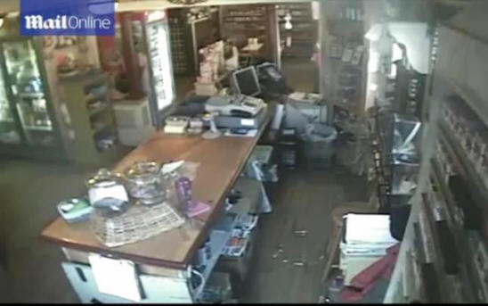 Guildfordban a láthatatlan az üveg edényeket dobta le az asztalról