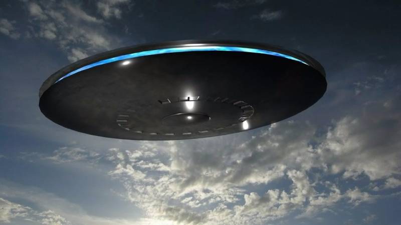 Egy viharos égbolton óriási méretű lemezt figyeltünk