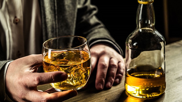 Indiában az alkohol kiömlött egy lakóépület csapjából