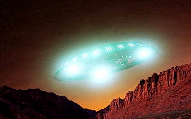 Az űrben felfedezett UFO, a Mars felé repül