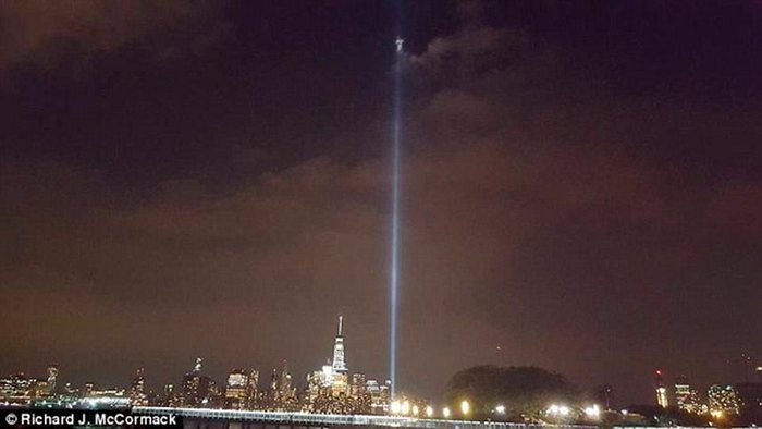 Fényes angyal jelent meg a reflektorok sugarain