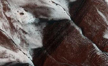 A NASA jeges Mars-sziklákat mutatott