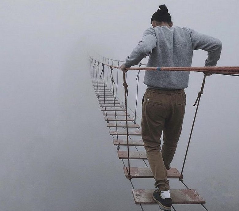 Egy titokzatos alak sétál át a felhőkön Ausztrália égboltján