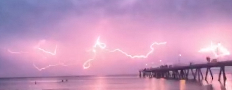 Az Adelaide feletti égbolton videofelvétel készítve