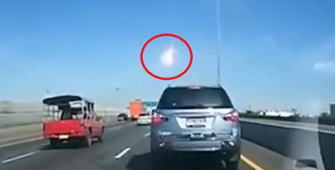 Egy hatalmas tűzgolyó repül az égen Thaiföld felett