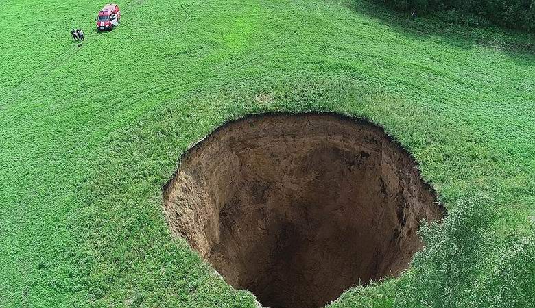 Hatalmas tölcsér alakult ki hirtelen a Nyizsnyij Novgorod régióban