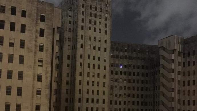 Egy karácsonyi szellem jelent meg egy elhagyott kórház ablakában