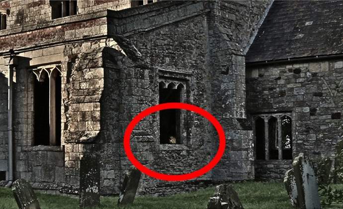 Szellem jelent meg egy elhagyott templom ablakában