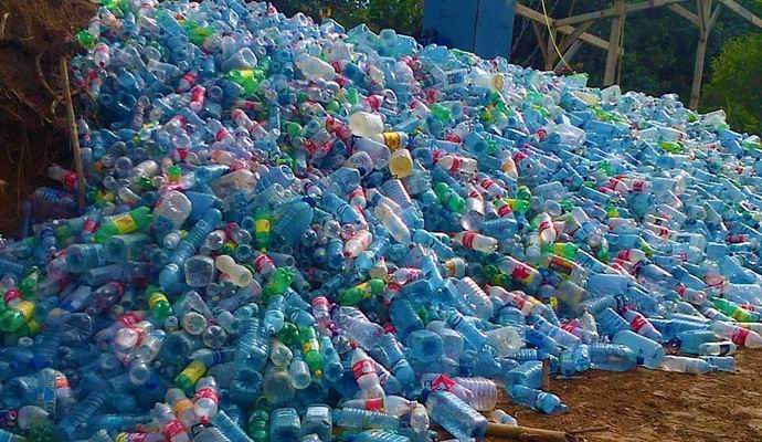 Panamában építsen falu használt palackokból