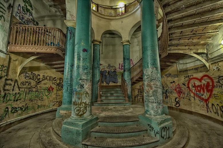 Van hely a belépésre a negyedik dimenzióba Szentpéterváron