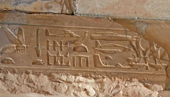 A Cheops piramisában helikopter, tank és tengeralattjáró képei találtak.