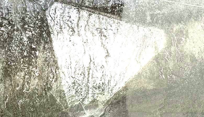 Nevada sivatagában hatalmas háromszög alakú szerkezetet talált