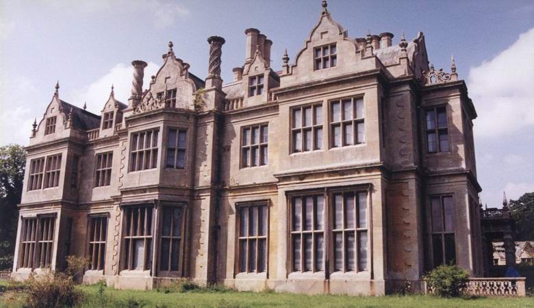 A régi apátságban elfoglalták a szerelmesek csókoló szellemeit