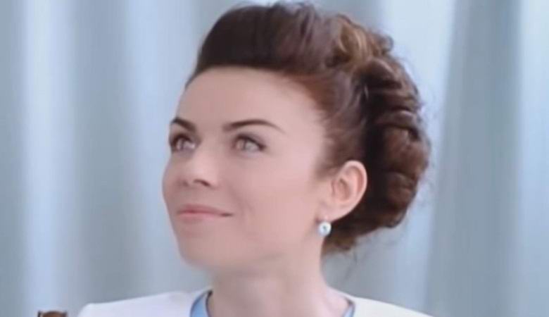 A televíziós házigazda pislogott, mint egy hüllő