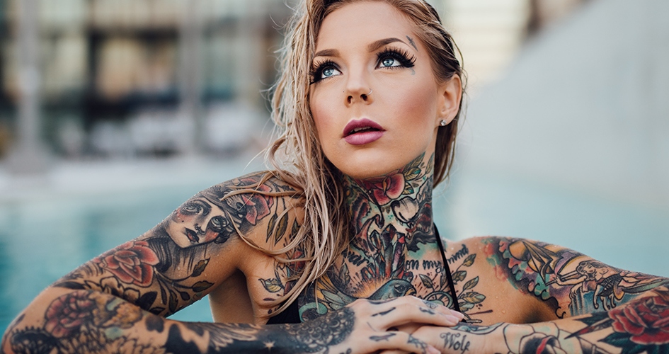 A kifakult tetoválások fényesek maradnak a bőr külső rétege alatt.