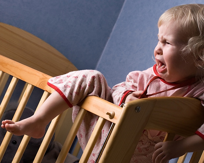 A bébiőr egy szörnyű poltergeist játékot fényképezett egy babával
