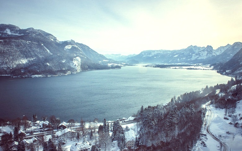 Könnyű motoros repülőgép kényszerleszállása egy tóba