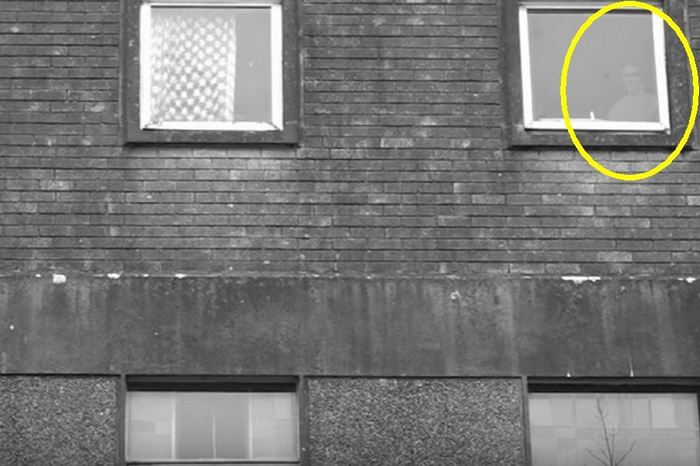 A régi kolostor bontása során szellem jelent meg az ablakon.