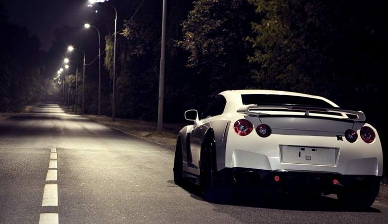 A sofőr rejtélyes sugárzást észlel az éjszakai úton