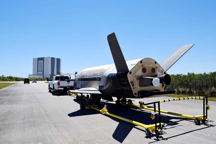 Az X-37B amerikai katonai transzfer Oroszország területén halad át