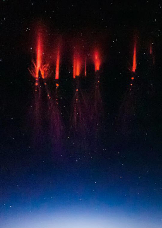 Az űr szellemek kerek táncban sorakoznak fel