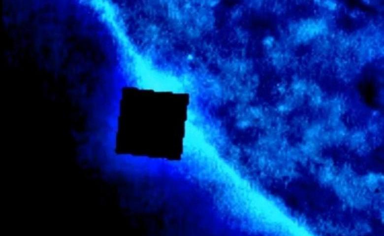 Egy hatalmas kocka jelenik meg a Nap közelében.