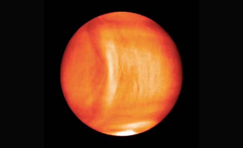 Hihetetlen alakú óriási tárgy van rögzítve a Nap közelében.