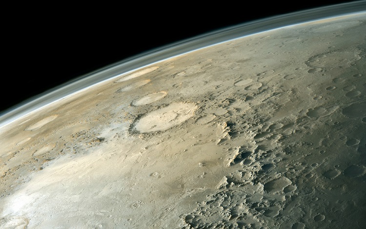 Y-alakú tárgy foltos a holdkráterben