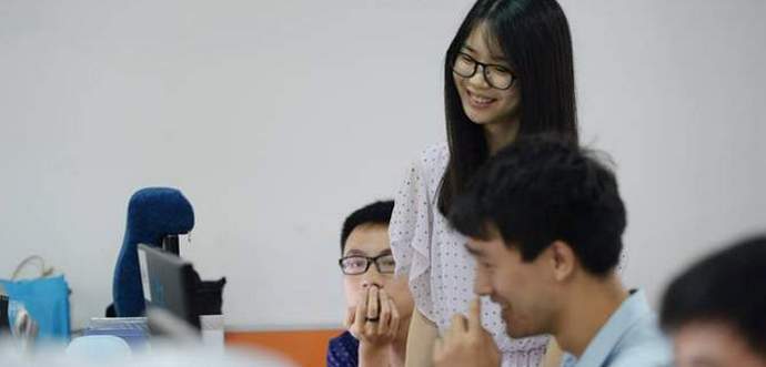 Miért alkalmaznak kínai informatikai cégek gyönyörű lányokat?