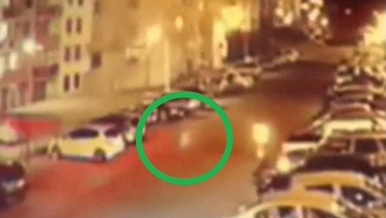 A titokzatos füstös alak sétált éjjel a parkolóban