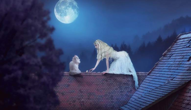 Egy titokzatos alak, ragyogó szemekkel a ház tetején