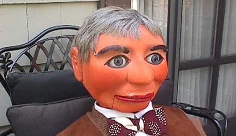 Gyilkossággal gyanúsított titokzatos baba