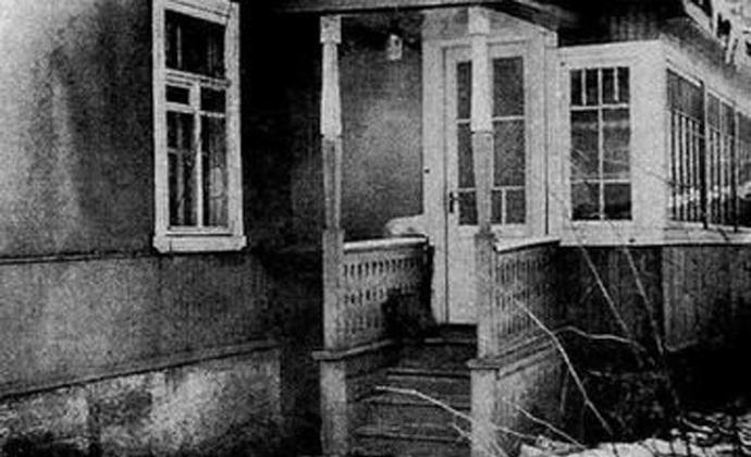 Titokzatos képek, amelyek gonosz szellemek ablakot törnek