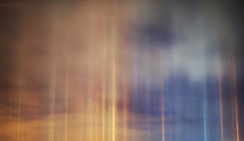 Az égben fényképezett titokzatos, csillogó oszlopok Novoszibirszk felett