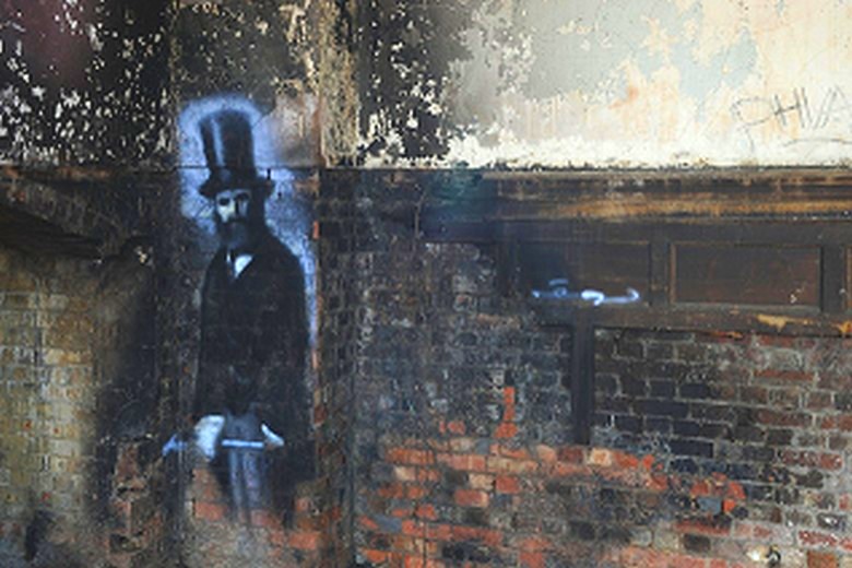 Egy titokzatos ember kalapban és sötét kabátban