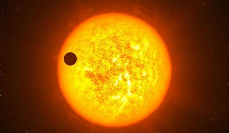 Egy titokzatos űrhajó repült a nap fölött