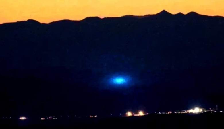 Egy titokzatos kék tűz emelkedett föl