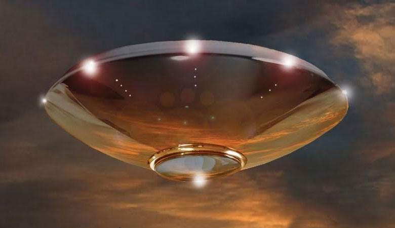 Egy titokzatosan villogó tárgy landolt a brit kertben