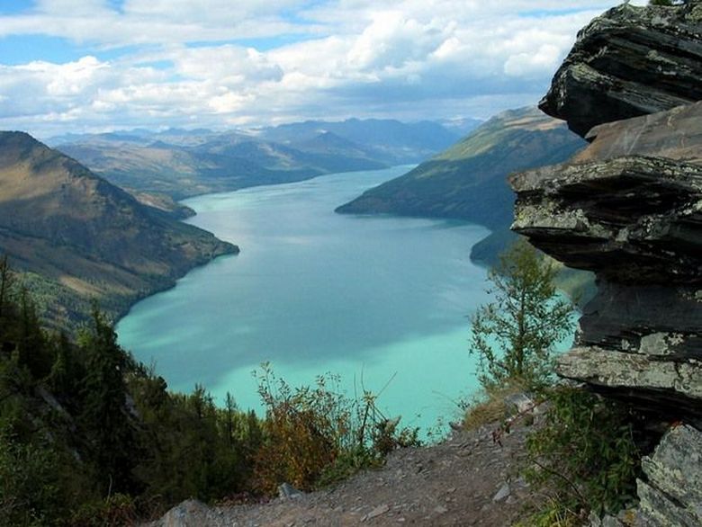 Egy titokzatos lény, amely egy kínai tóban lebeg, beleesett a kameralencsébe