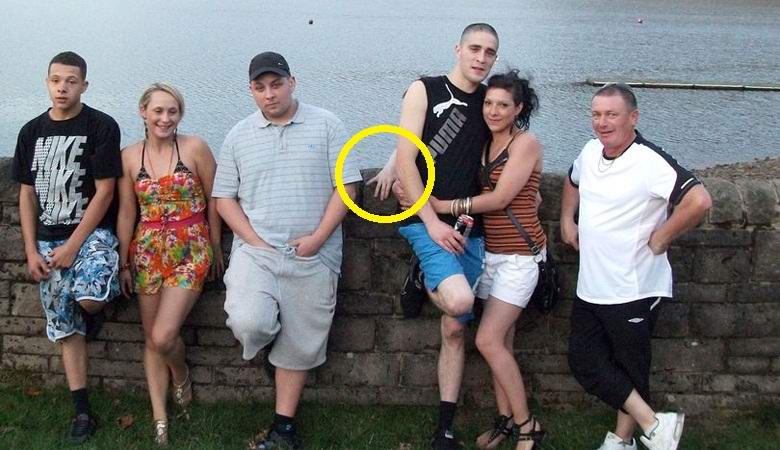 Titokzatos kezét találtak egy családi fotón