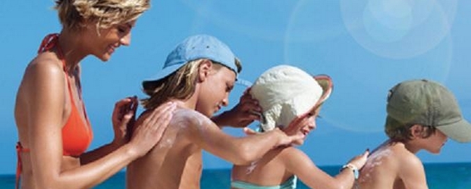 A napozás hirtelen kétszer káros lett.