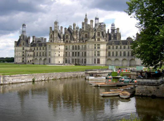 Titkos helyiségekben falra rakva